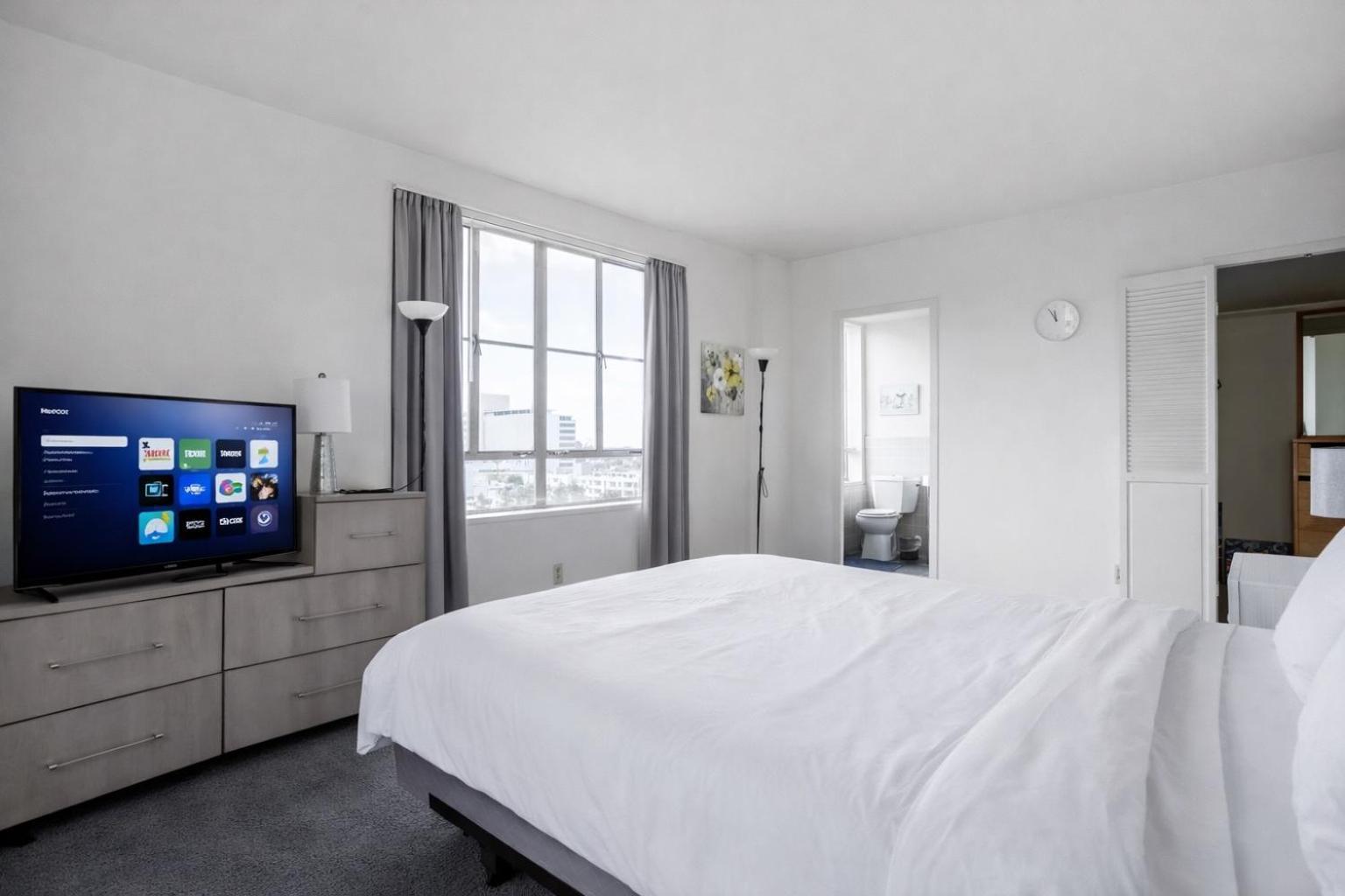 Spacious 2 Bedroom 2 Bathroom Unit Great Location, Los Angeles